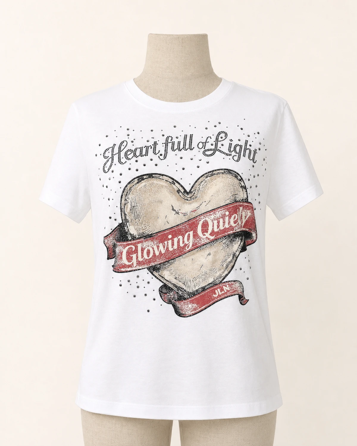 Vista frontal de la camiseta blanca de mujer VTTS-0023 con estampado de corazón y decoración de strass